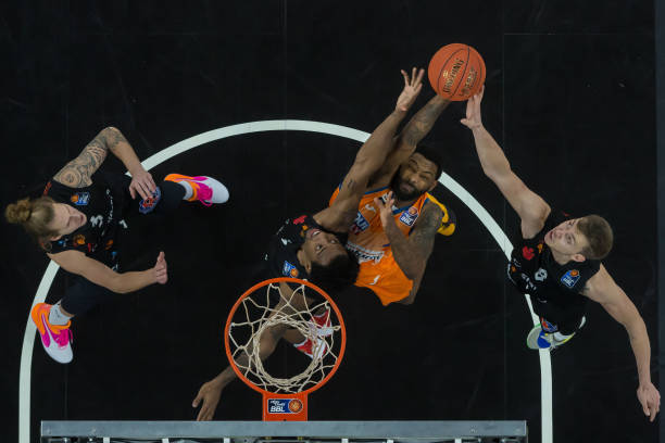 首场比赛中 首场比赛中